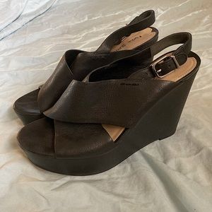Black leather Via Spiga Wedges